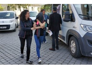 Hırsızlık suçundan hapis cezaları bulunan anne-kız yakalandı
