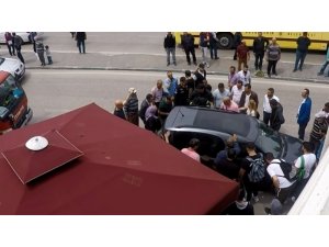 Araç içerisinde mahsur kalan küçük çocuğu itfaiye kurtardı