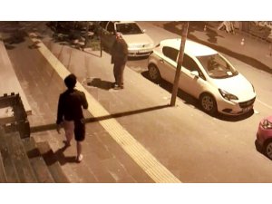 Köpeklerin saldırısından terliklerini çıkarıp koşarak kurtuldu