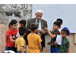 Kerküklü emekli öğretmenden ücretsiz açık hava sınıfında ders