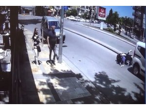 Hızını alamayan motosikletli kadın otomobilin altına girdi