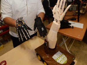 Suriyeli öğrenciler "robotik el" yaptı