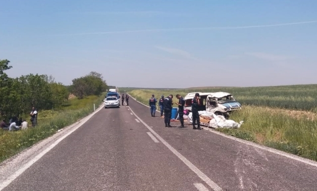 Tarım işçilerini taşıyan minibüs devrildi: 1 ölü, 7 yaralı