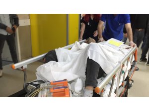 Geç gelen elektrik tesisatçısının makasla yaralandığı iddiası