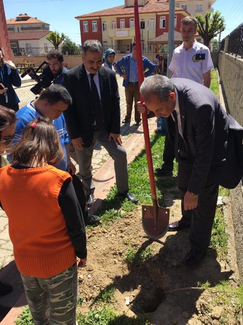 Engelli öğrencilerin fidan dikme etkinliği