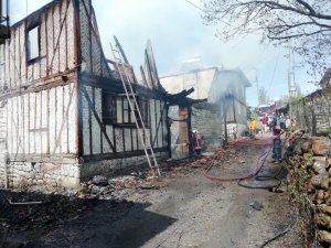 Kızılcahamam’da köyde çıkan yangın itfaiyeyi alarma geçirdi