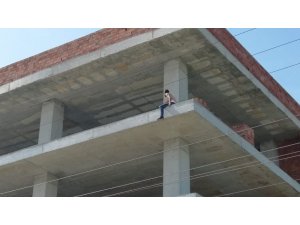 İlaç alamadığı iddiasıyla çatıya çıktı