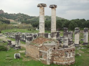 Antik kentte kaçak kazıya suçüstü