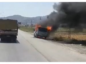 Seyir halindeki minibüs alev alev yandı