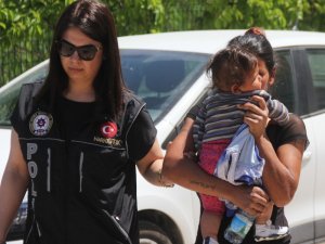 Reçeteli hap satan kadın yüzünü çocuğuyla gizledi