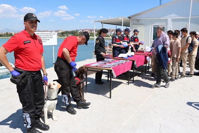 Eğitim köpekleri öğrencilere tanıtıldı