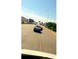 Trafikte cam yerine arka kapıyı açarak serinledi