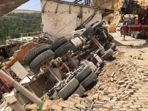 Yol çöktü, beton mikseri kullanılmayan evin üzerine devrildi