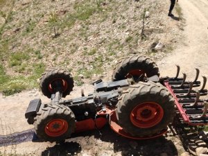 Devrilen traktörün altında kalan işçi öldü