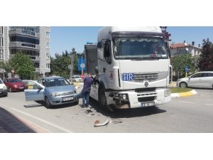 Tır ile otomobil çarpıştı: 1 yaralı