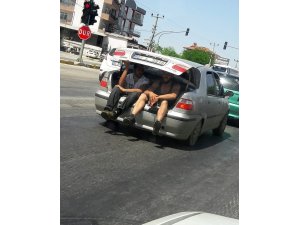 Otomobil bagajında yolculuk