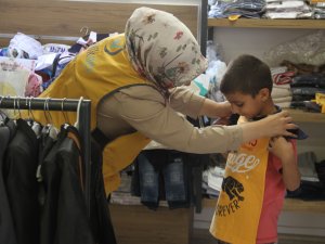Gaziantep'te ihtiyaç sahibi ailelere kıyafet yardımı