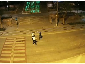 3 kişinin yolun ortasındaki tehlikeli oyunu kamerada