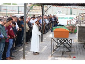 Siyanürlü sıvı ile zehirlenen anne ve baba toprağa verildi