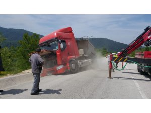 Tır uçurama yuvarlanmaktan son anda kurtuldu
