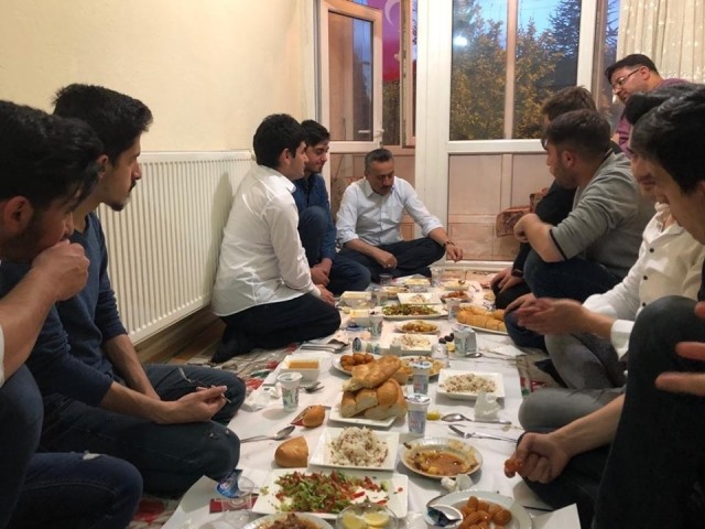 Başkan Tutal, üniversiteli gençlerle iftar açtı