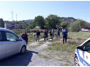 Altınşehir’de bulunan bir derede 13-14 yaşlarında olduğu tahmin edilen bir çocuk cesedi bulundu. Olay yerine polis ve itfaiye ekipleri sevk edildi. Cesedin dereden çıkartılması için çalışmalar sürüyor.