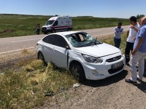 Kamyonun solladığı araç refüje uçtu: 2 yaralı