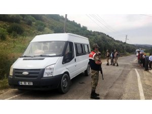 Lastiği patlayan okul servisi elektrik direğine çarptı: 1 ölü, 1 yaralı