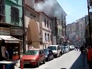 Cami çatısında korkutan yangın