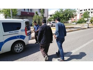 Piyasaya sahte para sürmek isterken yakayı ele verdi