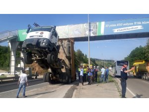 Sakarya’da damperi açılan kamyon üst geçitte asılı kaldı