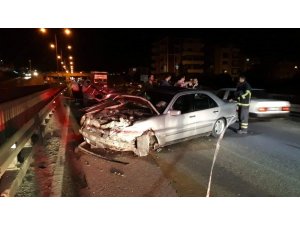 Kontrolden çıkan otomobil bariyerlere çarptı