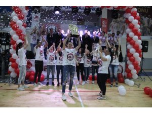 Süper lige yükselen basketbol takımına coşkulu  kutlama