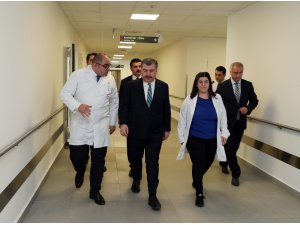 Sağlık Bakanı Koca yüzüne kezzap atılan Berfin’i ziyaret etti