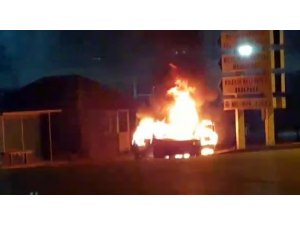 Yanan otomobil kullanılmaz hale geldi