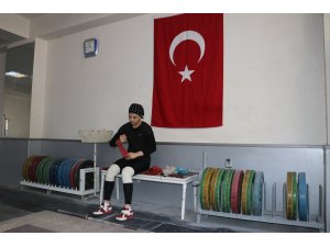 Genç haltercinin gözü milli formada