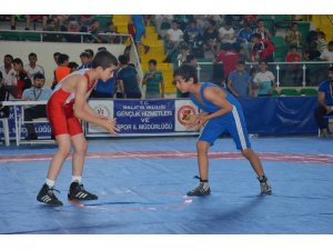 Minikler Grekoromen Grup Müsabakaları başladı