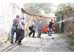 Kömür dolu tarihi evde yangın çıktı