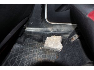Seyir halindeki otomobile parke taşı atıldı