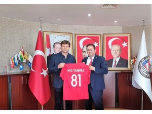 Ertuğrul Sağlam’dan Başkan Yanmaz’a forma