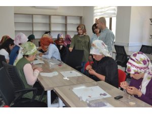 İşledikleri takıları satıp ev ekonomisine katkıda bulunuyorlar