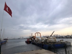 Pendik’de beton blok işçinin ayağına düştü