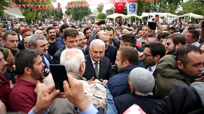 Cami çıkışında yoğun ilgi... Binali Yıldırım: Bizi sevmeyenleri de seviyoruz!