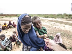 Somalili çocuklar TDV'nin dağıttığı balon ve şekerlerle sevindi