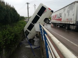 Su kanalına düşen minibüsten burnu bile kanamadan çıktı