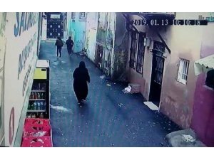 İzmir’deki kapkaç anı güvenlik kamerasına yansıdı
