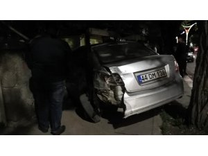 Alkollü sürücünün çarptığı otomobil bahçe duvarına girdi