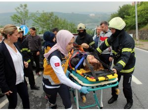 2 otomobil kavşakta çarpıştı, araçta sıkışan yaralıyı itfaiye ekipleri kurtardı