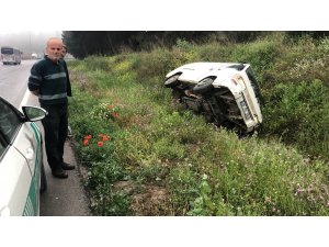 Şiddetli yağış kaza getirdi, minibüs şarampole uçtu