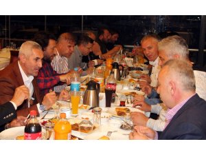 Eski futbolcular iftarda bir araya geldi